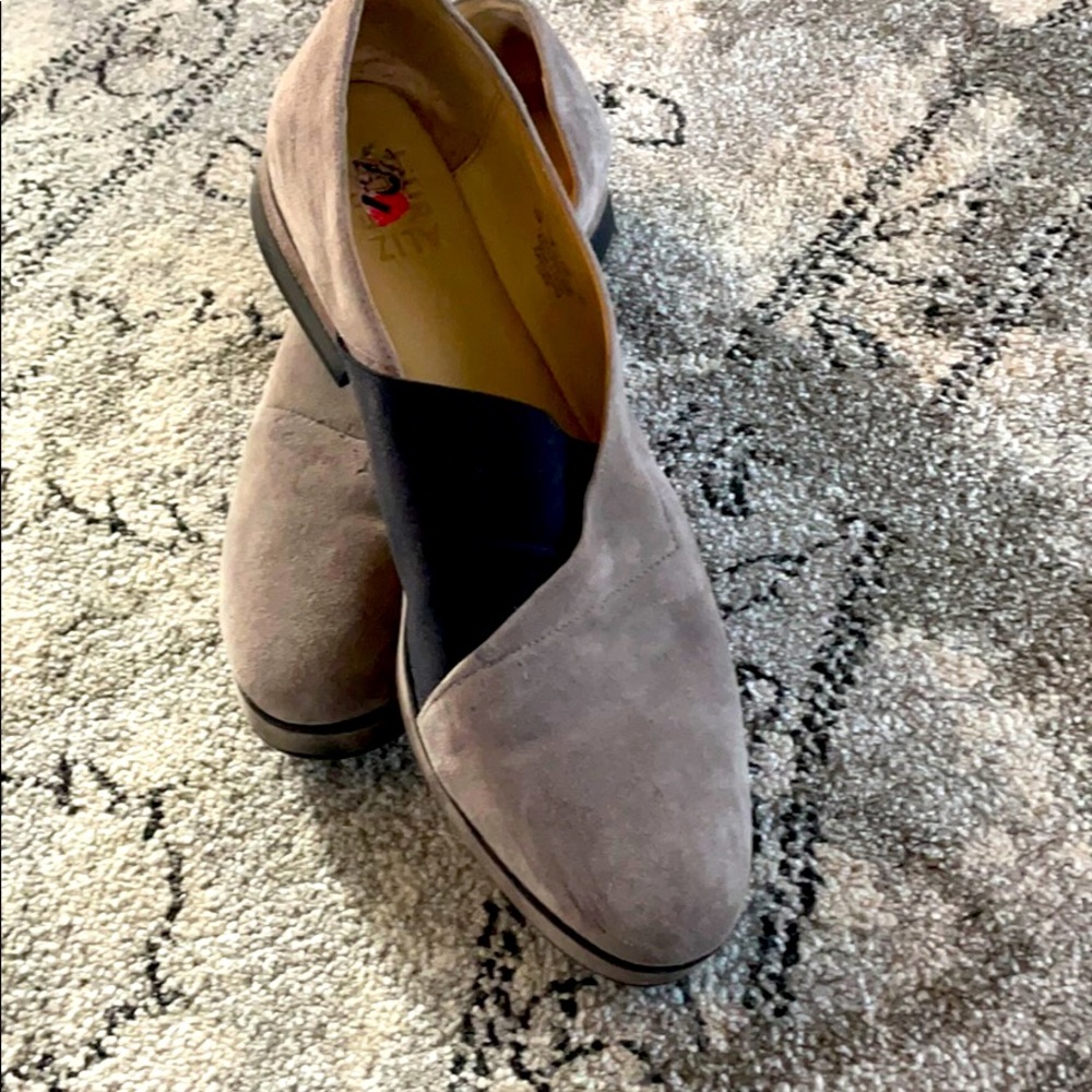 Naturalizer Grey suede flats